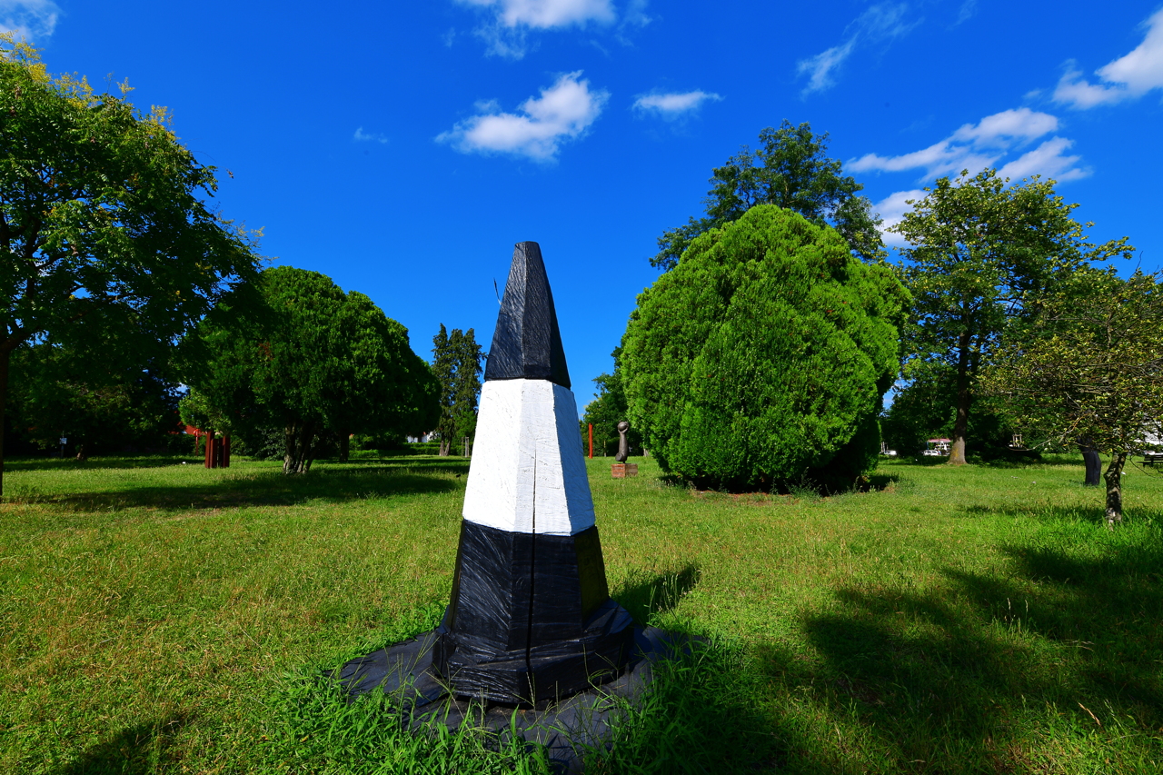 23. Skulpturenpark 2021 Mörfelden-Walldorf vom 4. Juli bis 29. August 2021 im Bürgerpark Mörfelden mit Sascha Boldt  Jens Grundschock  Nicole Jänes Ulrich Jung  Dieter Oehm Katrin Paul Wanda Pratschke  Tanja Röder Petra Scheibe Teplitz und Maximilian Verhas