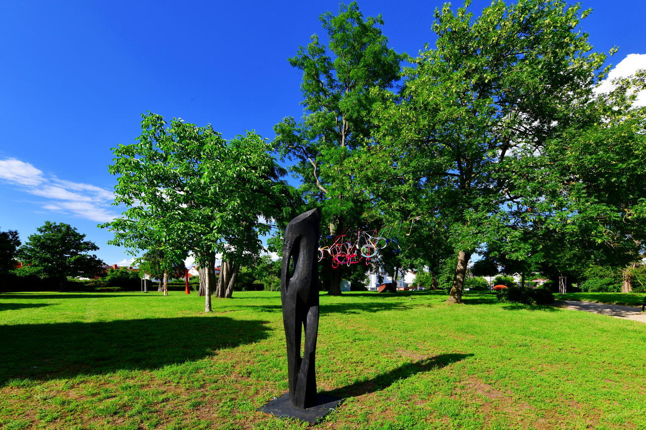 23. Skulpturenpark 2021 Mörfelden-Walldorf vom 4. Juli bis 29. August 2021 im Bürgerpark Mörfelden mit Sascha Boldt  Jens Grundschock  Nicole Jänes Ulrich Jung  Dieter Oehm Katrin Paul Wanda Pratschke  Tanja Röder Petra Scheibe Teplitz und Maximilian Verhas