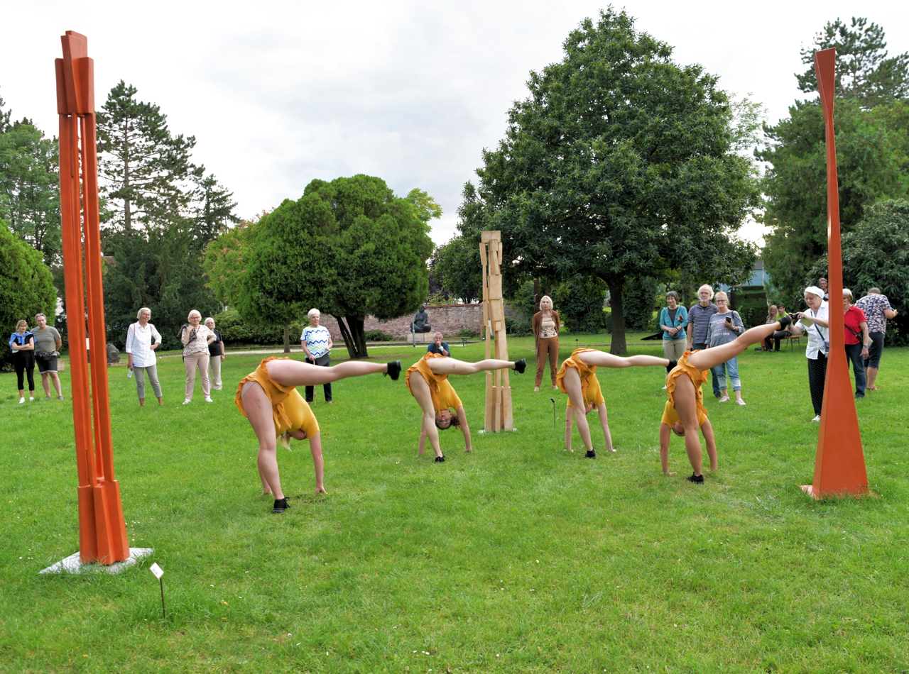 23. Skulpturenpark 2021 Mörfelden-Walldorf vom 4. Juli bis 29. August 2021 im Bürgerpark Mörfelden mit Sascha Boldt  Jens Grundschock  Nicole Jänes Ulrich Jung  Dieter Oehm Katrin Paul Wanda Pratschke  Tanja Röder Petra Scheibe Teplitz und Maximilian Verhas