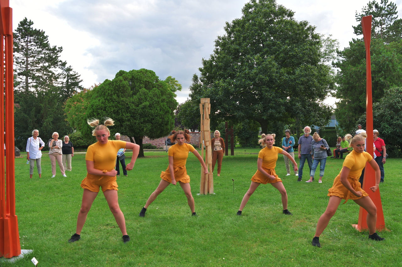 23. Skulpturenpark 2021 Mörfelden-Walldorf vom 4. Juli bis 29. August 2021 im Bürgerpark Mörfelden mit Sascha Boldt  Jens Grundschock  Nicole Jänes Ulrich Jung  Dieter Oehm Katrin Paul Wanda Pratschke  Tanja Röder Petra Scheibe Teplitz und Maximilian Verhas