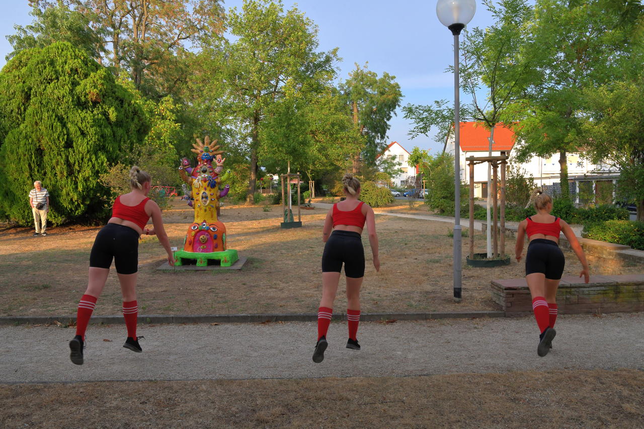 24. Skulpturenpark 2022 in 64546 Mörfelden-Walldorf Blumenstraße vom 17 Juli bis 11. September 2022 im Bürgerpark Mörfelden mit Arhun Aksakal - Winfried Becker - Christoph Jakob - Faxe M. Müller - Ghaku Okazaki - Anna Schimkat - Catharina Szonn - Martin Wenzel - Matthias Will