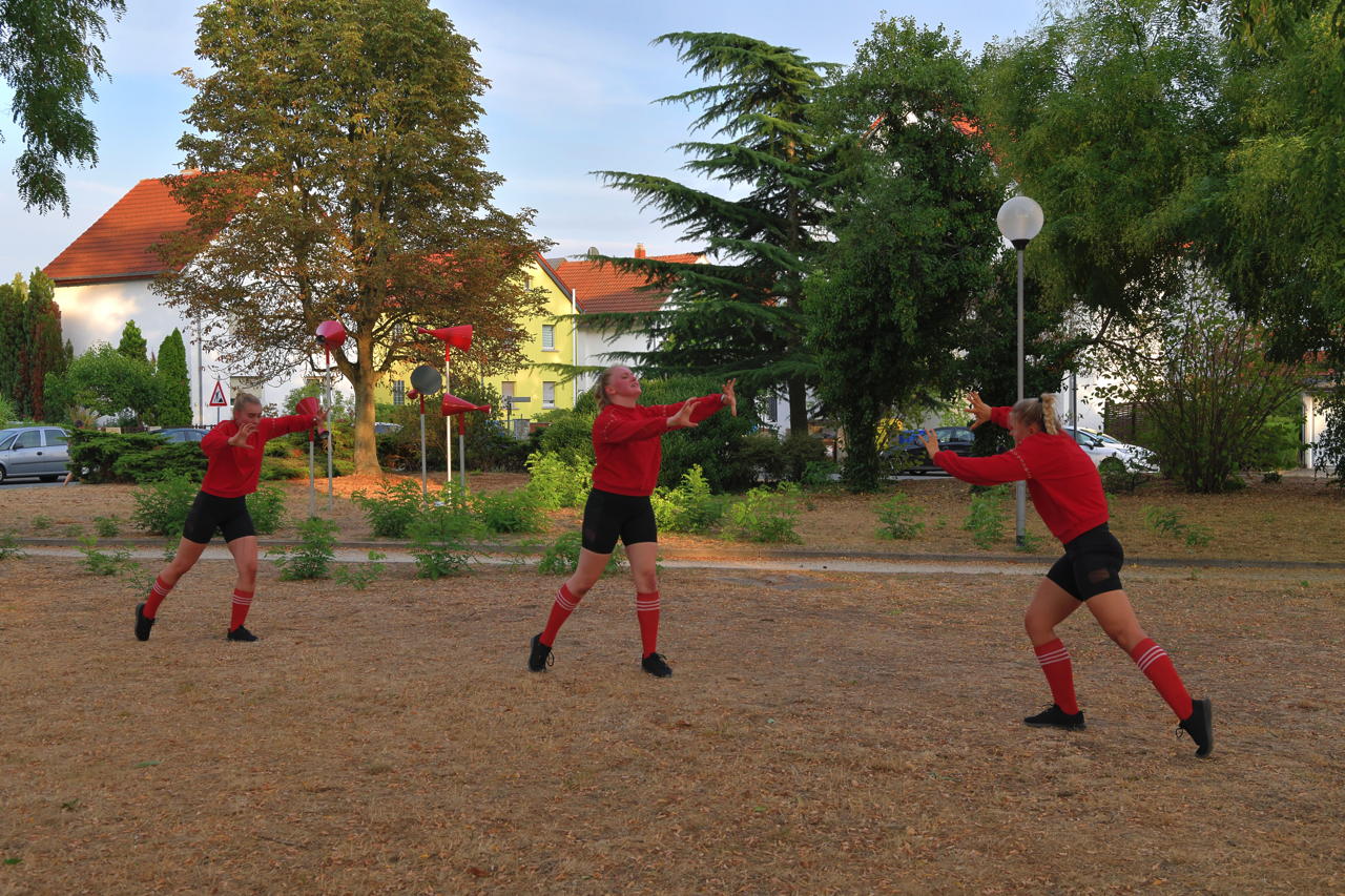 24. Skulpturenpark 2022 in 64546 Mörfelden-Walldorf Blumenstraße vom 17 Juli bis 11. September 2022 im Bürgerpark Mörfelden mit Arhun Aksakal - Winfried Becker - Christoph Jakob - Faxe M. Müller - Ghaku Okazaki - Anna Schimkat - Catharina Szonn - Martin Wenzel - Matthias Will