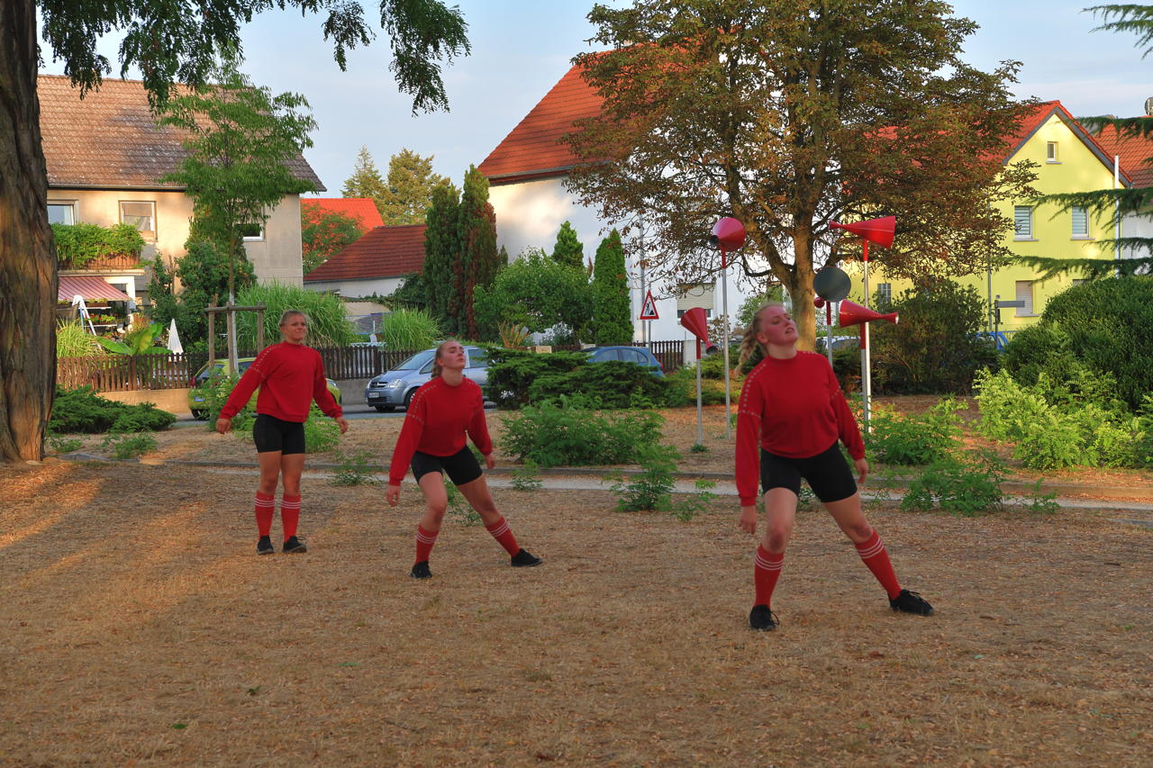 24. Skulpturenpark 2022 in 64546 Mörfelden-Walldorf Blumenstraße vom 17 Juli bis 11. September 2022 im Bürgerpark Mörfelden mit Arhun Aksakal - Winfried Becker - Christoph Jakob - Faxe M. Müller - Ghaku Okazaki - Anna Schimkat - Catharina Szonn - Martin Wenzel - Matthias Will