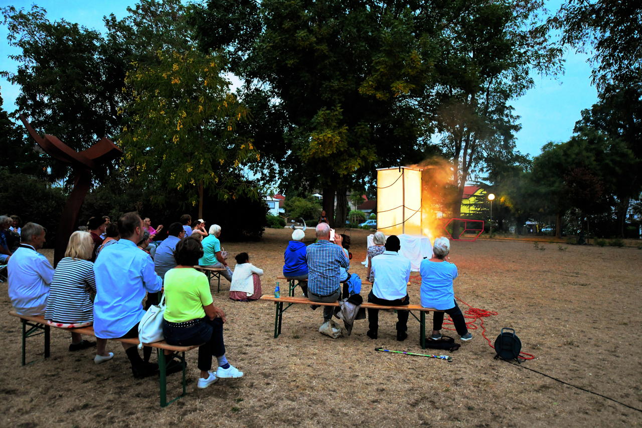 24. Skulpturenpark 2022 in 64546 Mörfelden-Walldorf Blumenstraße vom 17 Juli bis 11. September 2022 im Bürgerpark Mörfelden mit Arhun Aksakal - Winfried Becker - Christoph Jakob - Faxe M. Müller - Ghaku Okazaki - Anna Schimkat - Catharina Szonn - Martin Wenzel - Matthias Will