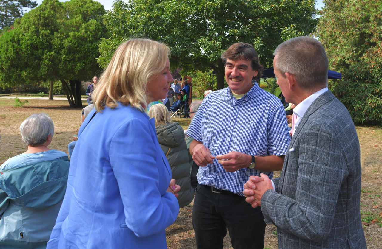 24. Skulpturenpark 2022 in 64546 Mörfelden-Walldorf Blumenstraße vom 17 Juli bis 11. September 2022 im Bürgerpark Mörfelden mit Arhun Aksakal - Winfried Becker - Christoph Jakob - Faxe M. Müller - Ghaku Okazaki - Anna Schimkat - Catharina Szonn - Martin Wenzel - Matthias Will