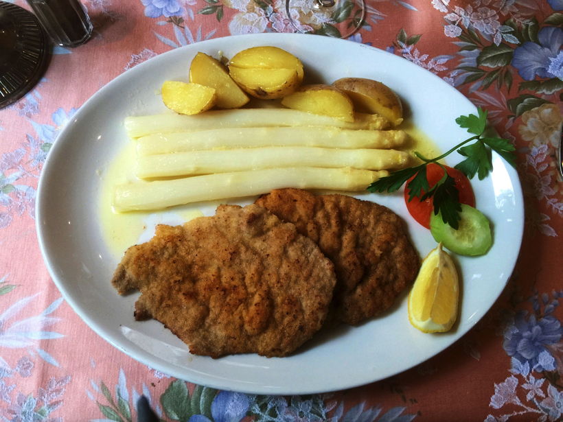 Gemüsespargel oder Gemeiner Spargel (Asparagus officinalis)Weiß- und Grünspargel.Spargel Spargelfelder Spargelzeit März bis 24 Juni Johannis Gerauer Spargeltage