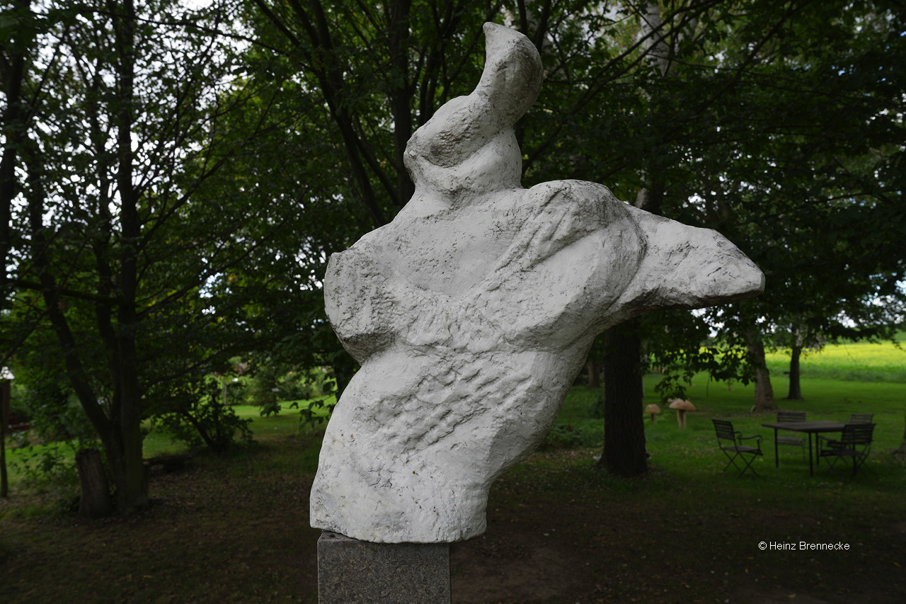 Spiegelarche Roldisleben Rastenberg Spiegelcontainer Kunstwerke Art auf dem Feld  ein Luftbild  zwischen Sonne Wolken und Erde.