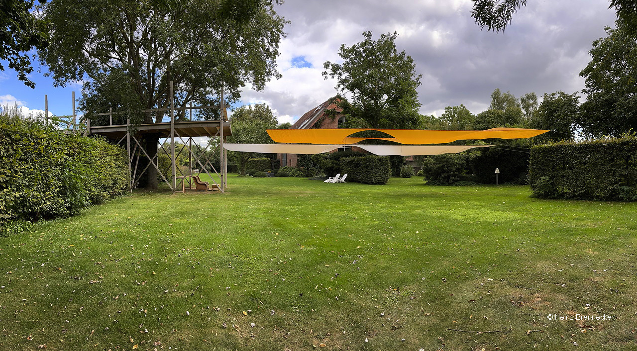 Spiegelarche Roldisleben Rastenberg Spiegelcontainer Kunstwerke Art auf dem Feld  ein Luftbild  zwischen Sonne Wolken und Erde.