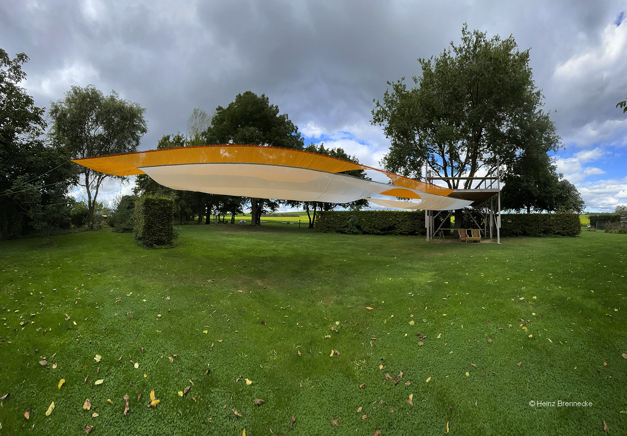 Spiegelarche Roldisleben Rastenberg Spiegelcontainer Kunstwerke Art auf dem Feld  ein Luftbild  zwischen Sonne Wolken und Erde.