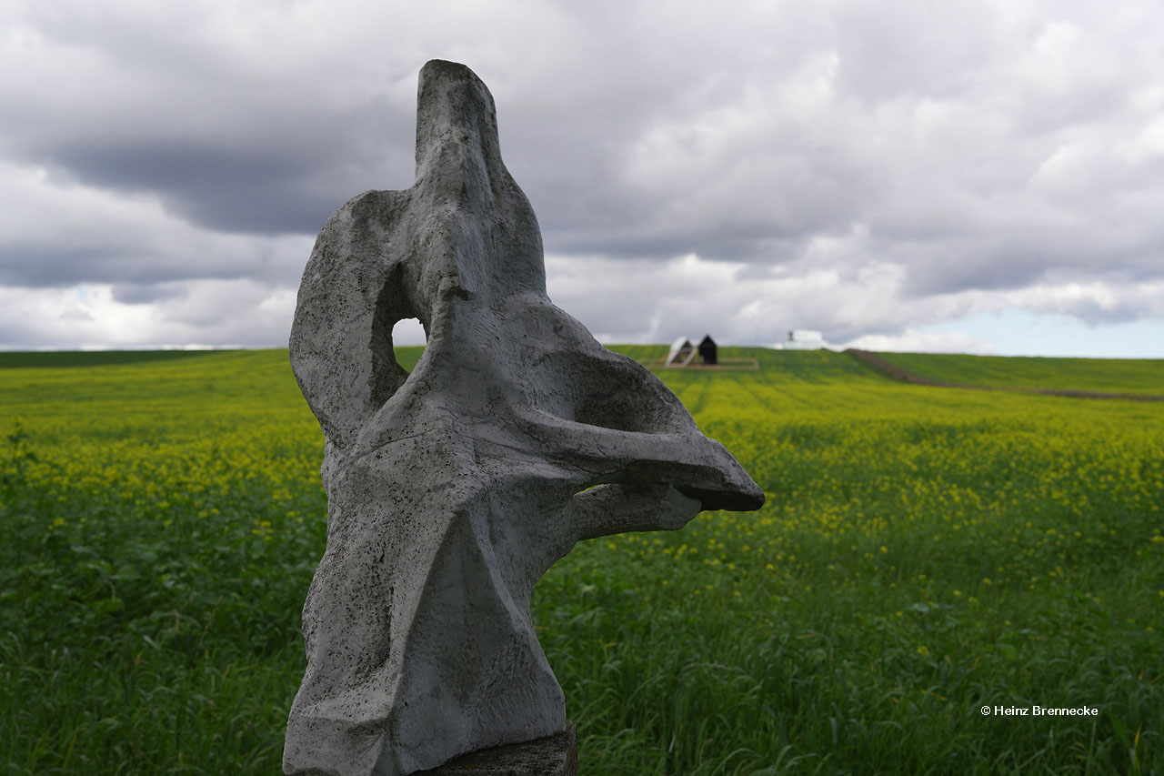 Spiegelarche Roldisleben Rastenberg Spiegelcontainer Kunstwerke Art auf dem Feld  ein Luftbild  zwischen Sonne Wolken und Erde.