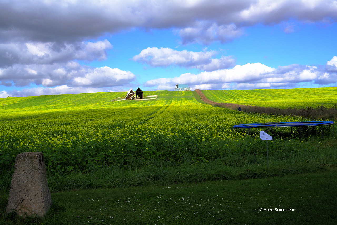 Spiegelarche Roldisleben Rastenberg Spiegelcontainer Kunstwerke Art auf dem Feld  ein Luftbild  zwischen Sonne Wolken und Erde.