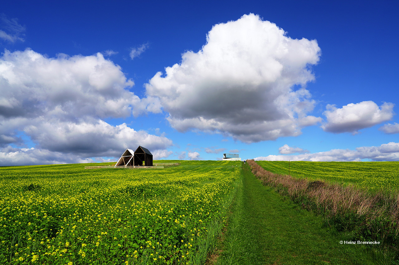 Spiegelarche Roldisleben Rastenberg Spiegelcontainer Kunstwerke Art auf dem Feld  ein Luftbild  zwischen Sonne Wolken und Erde.