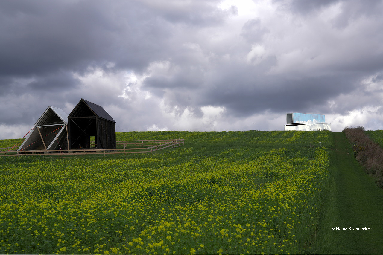 Spiegelarche Roldisleben Rastenberg Spiegelcontainer Kunstwerke Art auf dem Feld  ein Luftbild  zwischen Sonne Wolken und Erde.