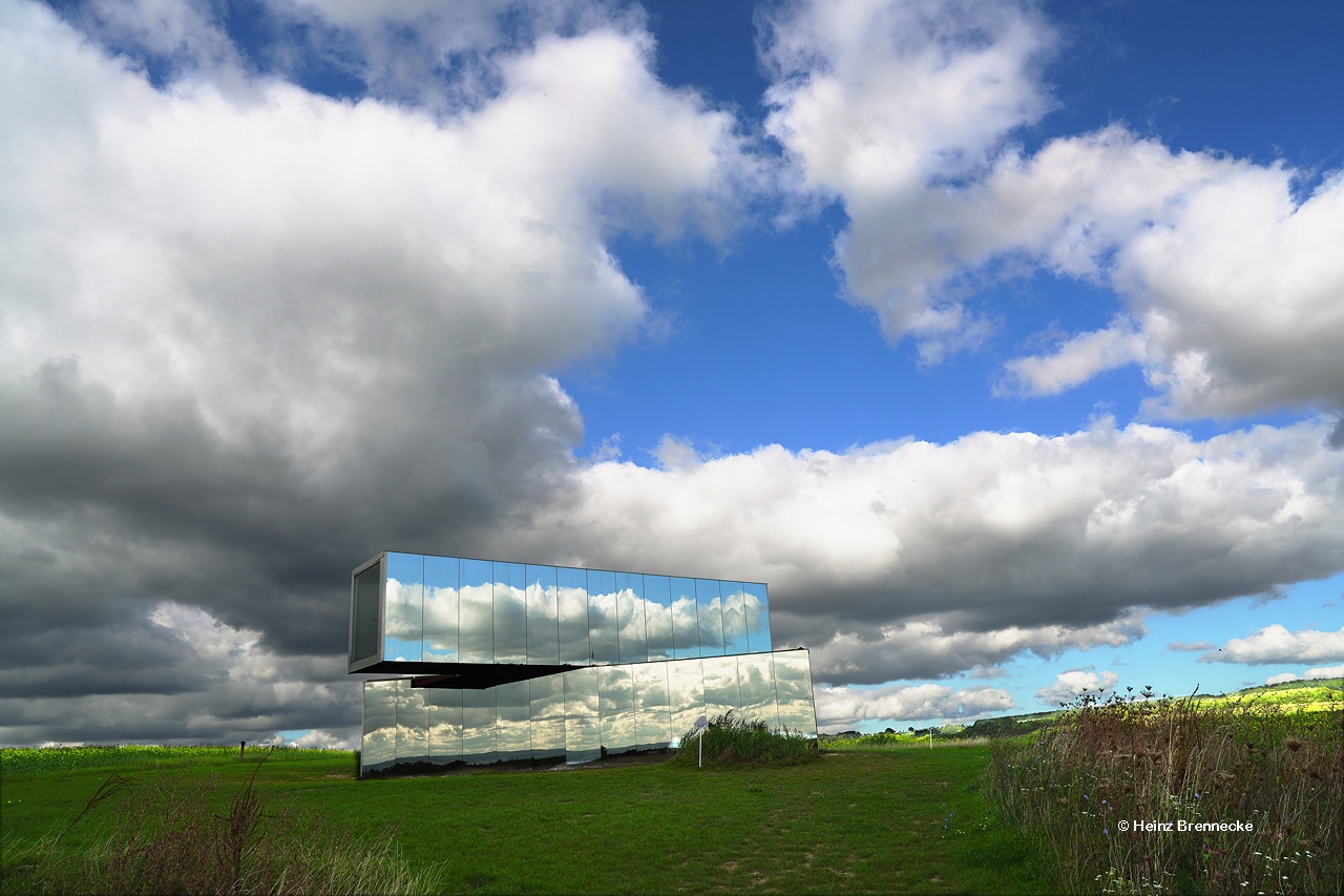 Spiegelarche Roldisleben Rastenberg Spiegelcontainer Kunstwerke Art auf dem Feld  ein Luftbild  zwischen Sonne Wolken und Erde.