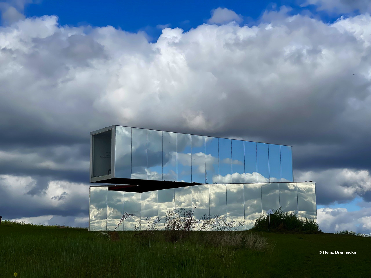 Spiegelarche Roldisleben Rastenberg Spiegelcontainer Kunstwerke Art auf dem Feld  ein Luftbild  zwischen Sonne Wolken und Erde.