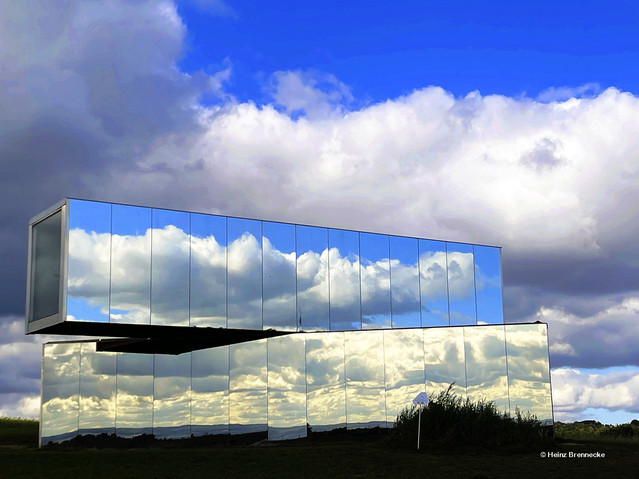 Spiegelarche Roldisleben Rastenberg Spiegelcontainer Kunstwerke Art auf dem Feld  ein Luftbild  zwischen Sonne Wolken und Erde.