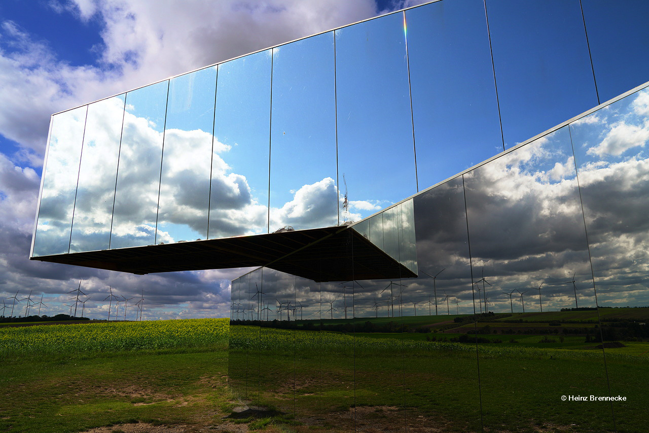 Spiegelarche Roldisleben Rastenberg Spiegelcontainer Kunstwerke Art auf dem Feld  ein Luftbild  zwischen Sonne Wolken und Erde.