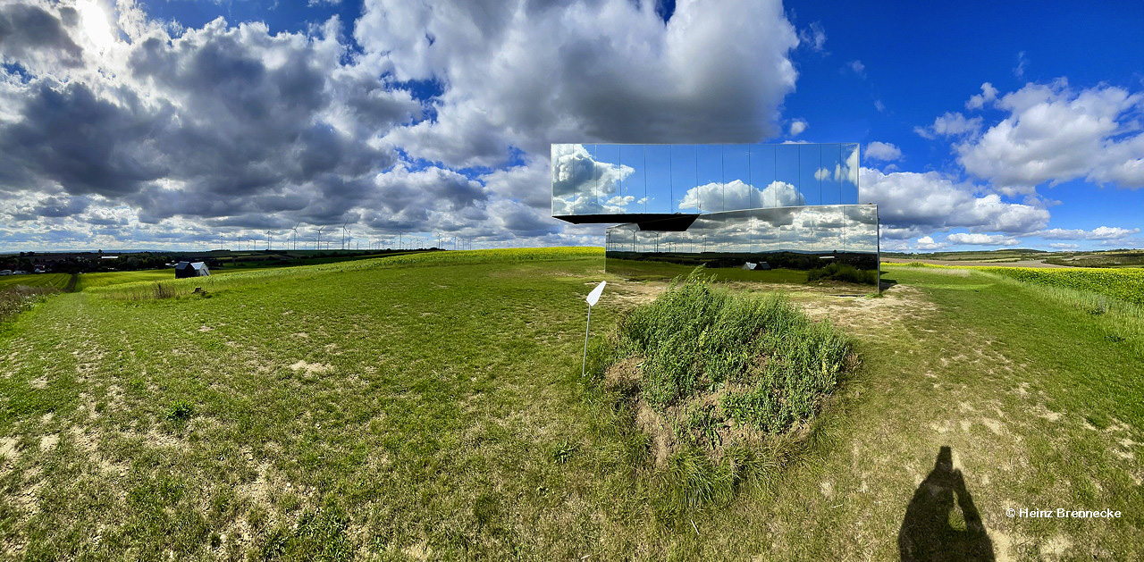 Spiegelarche Roldisleben Rastenberg Spiegelcontainer Kunstwerke Art auf dem Feld  ein Luftbild  zwischen Sonne Wolken und Erde.