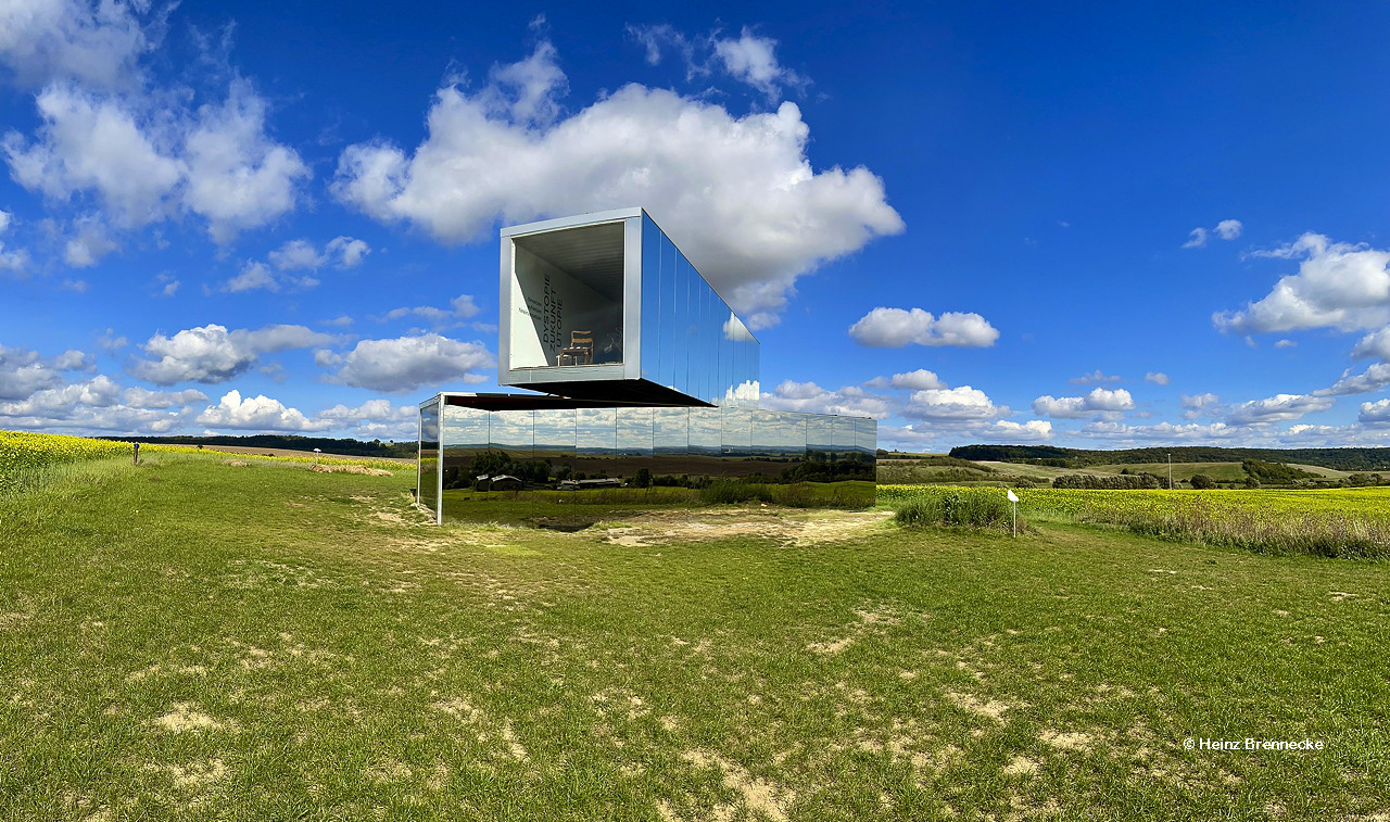 Spiegelarche Roldisleben Rastenberg Spiegelcontainer Kunstwerke Art auf dem Feld  ein Luftbild  zwischen Sonne Wolken und Erde.