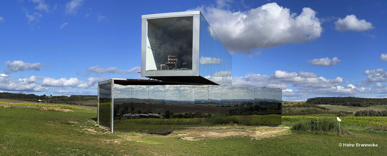 Spiegelarche Roldisleben Rastenberg Spiegelcontainer Kunstwerke Kunst auf dem Feld ein Luftbild zwischen Sonne Wolken und Erde.