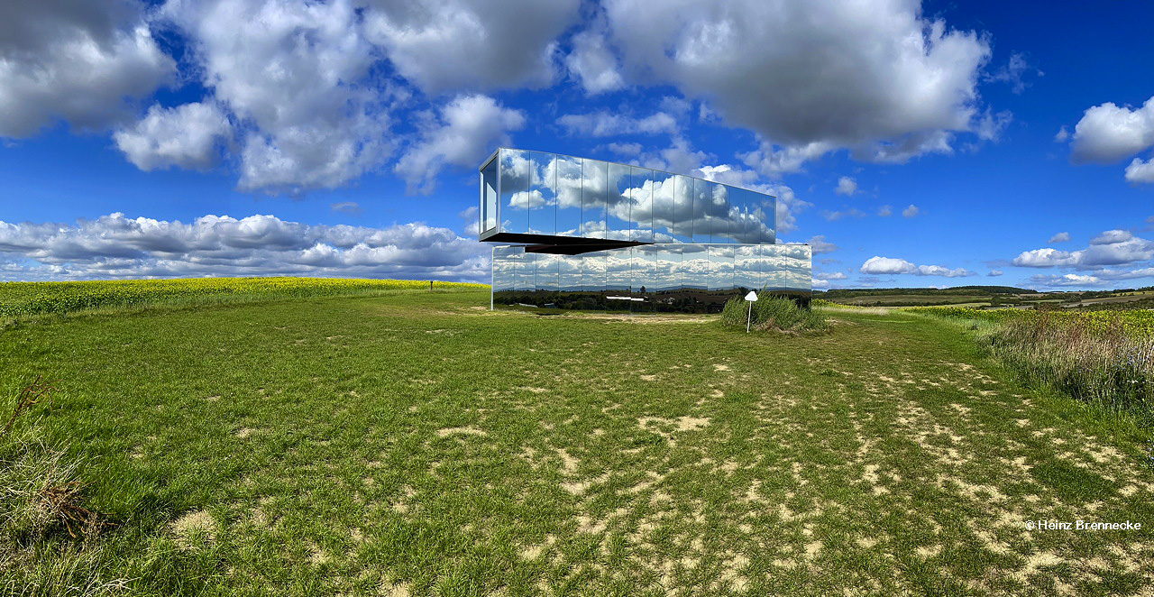 Spiegelarche Roldisleben Rastenberg Spiegelcontainer Kunstwerke Kunst auf dem Feld ein Luftbild zwischen Sonne Wolken und Erde.