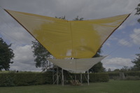 Spiegelarche Roldisleben Rastenberg Spiegelcontainer Kunstwerke Art auf dem Feld  ein Luftbild  zwischen Sonne Wolken und Erde.