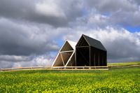 Spiegelarche Roldisleben Rastenberg Spiegelcontainer Kunstwerke Art auf dem Feld  ein Luftbild  zwischen Sonne Wolken und Erde.