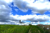 Spiegelarche Roldisleben Rastenberg Spiegelcontainer Kunstwerke Art auf dem Feld  ein Luftbild  zwischen Sonne Wolken und Erde.