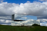 Spiegelarche Roldisleben Rastenberg Spiegelcontainer Kunstwerke Art auf dem Feld  ein Luftbild  zwischen Sonne Wolken und Erde.
