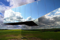 Spiegelarche Roldisleben Rastenberg Spiegelcontainer Kunstwerke Art auf dem Feld  ein Luftbild  zwischen Sonne Wolken und Erde.