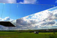 Spiegelarche Roldisleben Rastenberg Spiegelcontainer Kunstwerke Art auf dem Feld  ein Luftbild  zwischen Sonne Wolken und Erde.