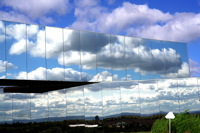 Spiegelarche Roldisleben Rastenberg Spiegelcontainer Kunstwerke Art auf dem Feld  ein Luftbild  zwischen Sonne Wolken und Erde.