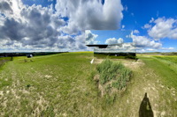 Spiegelarche Roldisleben Rastenberg Spiegelcontainer Kunstwerke Art auf dem Feld  ein Luftbild  zwischen Sonne Wolken und Erde.