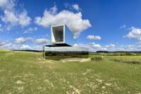 Spiegelarche Roldisleben Rastenberg Spiegelcontainer Kunstwerke Art auf dem Feld  ein Luftbild  zwischen Sonne Wolken und Erde.