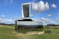 Spiegelarche Roldisleben Rastenberg Spiegelcontainer Kunstwerke Kunst auf dem Feld ein Luftbild zwischen Sonne Wolken und Erde.