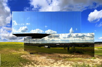 Spiegelarche Roldisleben Rastenberg Spiegelcontainer Kunstwerke Kunst auf dem Feld ein Luftbild zwischen Sonne Wolken und Erde.