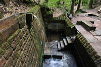 Historische Walddusche Gleisweiler im Haimbachtal Waldgemarkung der südpfälzischen Ortsgemeinde Gleisweiler.