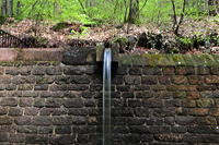 Historische Walddusche Gleisweiler im Haimbachtal Waldgemarkung der südpfälzischen Ortsgemeinde Gleisweiler.