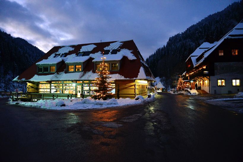 Weihnachtsmarkt in der Ravennaschlucht, einer der vermutlich schönsten Weihnachtsmärkte Deutschlands im Hochschwarzwald am Hofgut Sternen