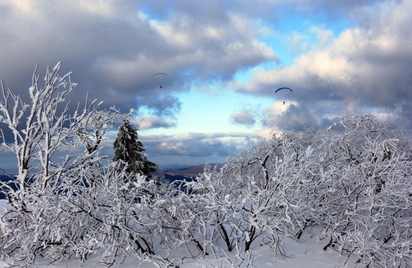 Winterzauber Wasserkuppe Rhön Ski- und Rodelarena und Paragliding.