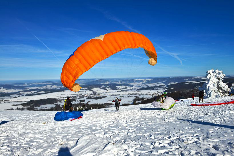 Winterzauber Wasserkuppe Rhön Ski- und Rodelarena und Paragliding.