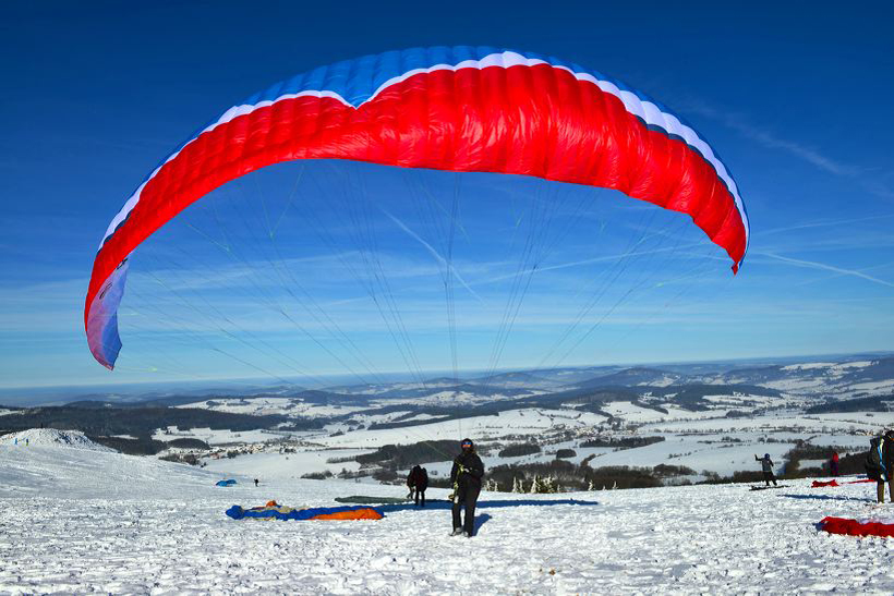 Winterzauber Wasserkuppe Rhön Ski- und Rodelarena und Paragliding.