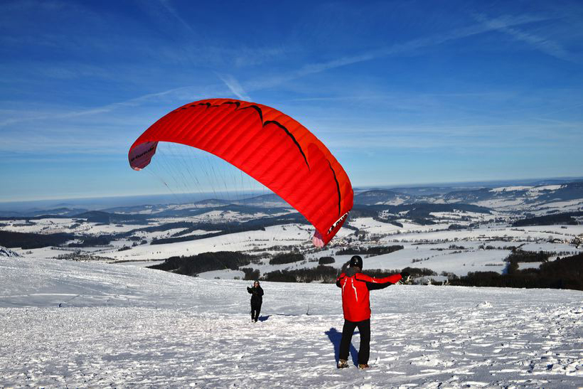 Winterzauber Wasserkuppe Rhön Ski- und Rodelarena und Paragliding.